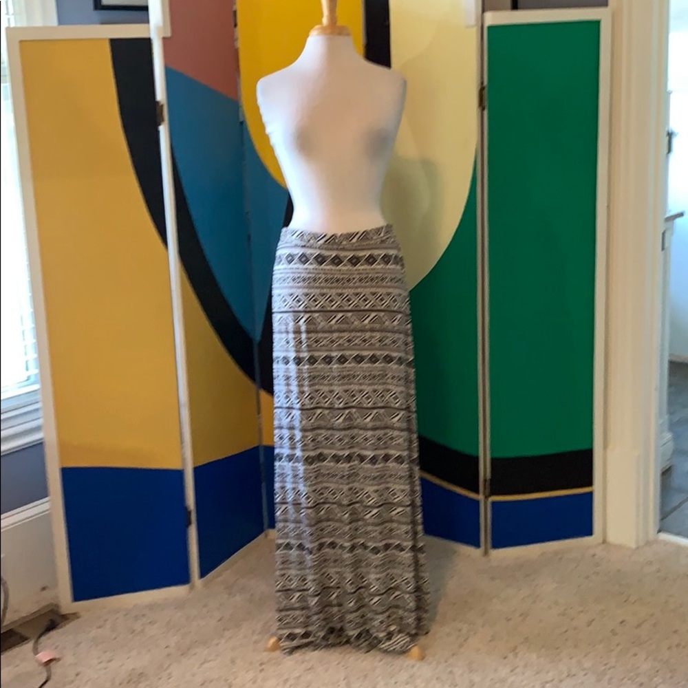 Never worn EVERLEIGH geometric Indian print skirt